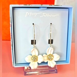 🌸Betsey Johnson Flower Dangle Earrings Gold-Tone Enamel w/ Stones🌸